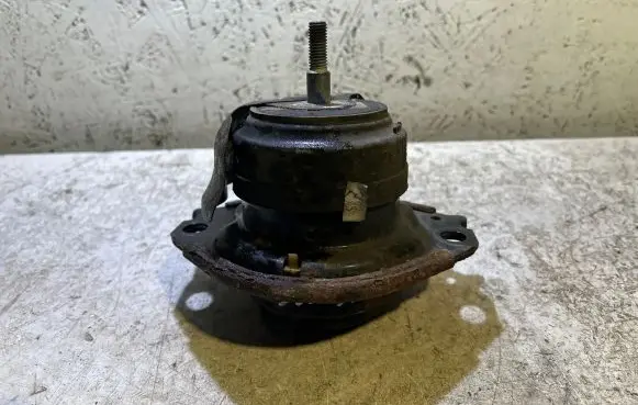 Chrysler 300C Engine mount bracket