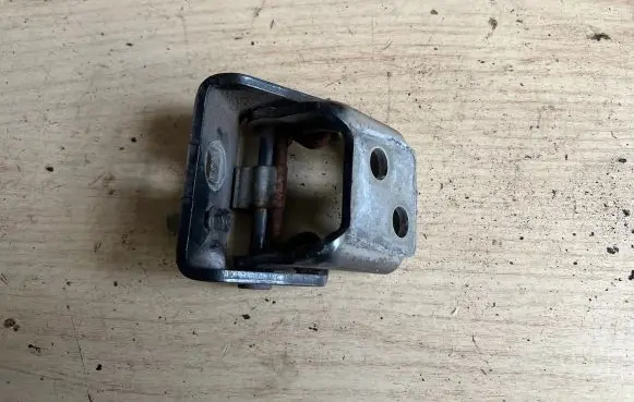 Peugeot 207 Front door lower hinge 