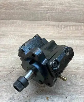 BMW 5 E39 Fuel injection high pressure pump 7787563 0445010009