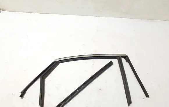 Citroen DS7 Crossback Rubber seal rear door 9815692380