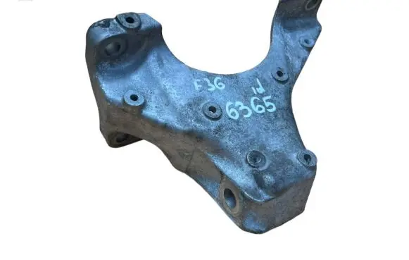 Engine mounting bracket