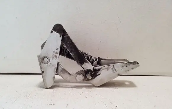 Engine bonnet/hood hinges