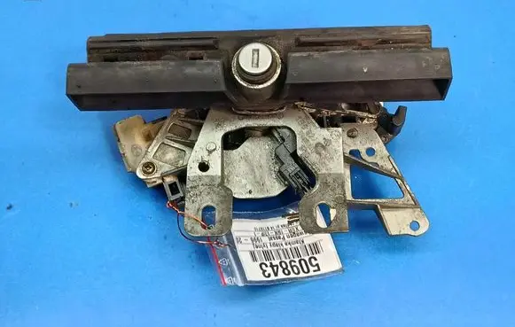 Volkswagen PASSAT B5 Tailgate/trunk/boot exterior handle 3B0827297D