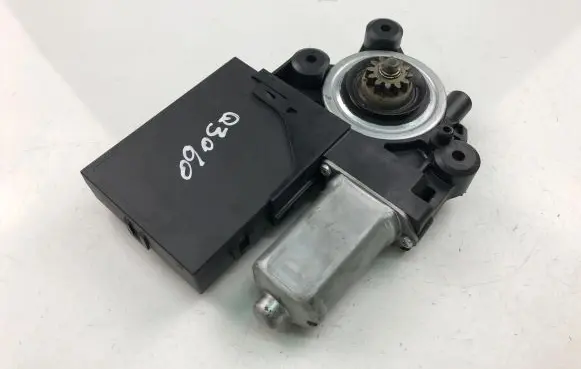 Volvo C30 Front door window regulator motor 979037100
