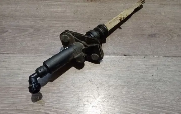 Volvo S60 Clutch master cylinder 30713421