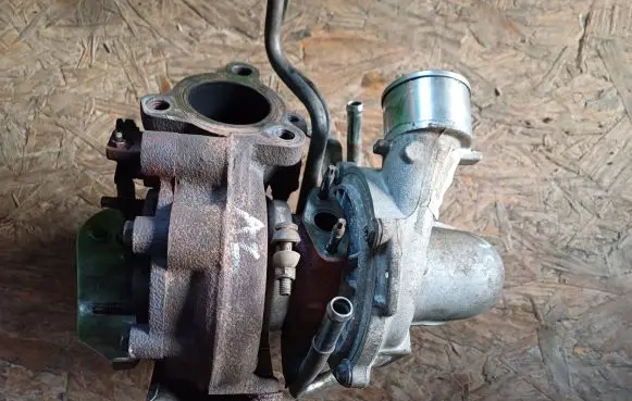 Toyota Avensis T270 Turbo 172010R060 1202280111