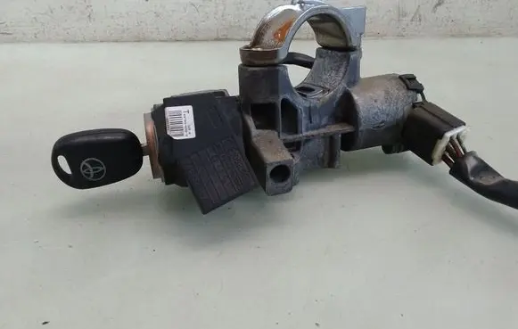 Toyota Avensis T250 Ignition lock 450200504