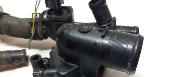 Thermostat/thermostat housing