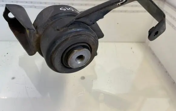 Toyota Avensis T250 Engine mount bracket