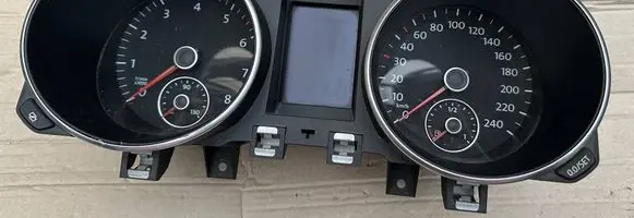 Volkswagen Golf VI Speedometer (instrument cluster) 5K0920970E