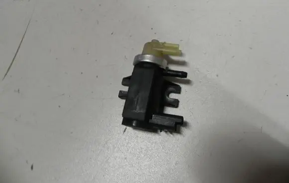 Citroen C4 II Turbo solenoid valve 9672875080 VD8253