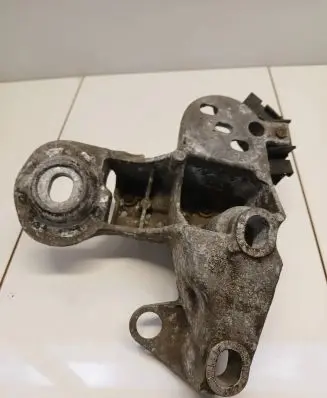 Audi A4 S4 B7 8E 8H Engine mounting bracket 8f0199352f