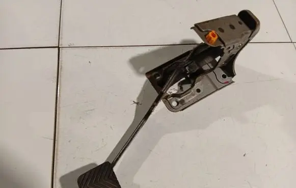 Peugeot 4007 Brake pedal 