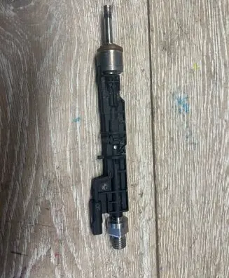 BMW M5 F90 Fuel injector 7852362