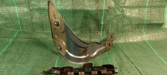 Volkswagen PASSAT B7 Fender mounting bracket 3AA821141 3AA807183