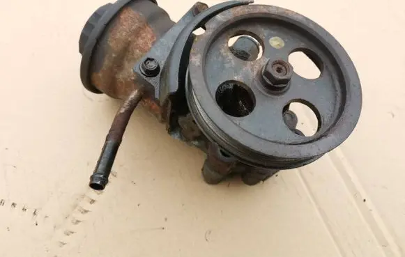Toyota Avensis Verso Power steering pump