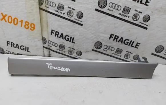 Volkswagen Touran I Dashboard glove box trim 1T1858417C