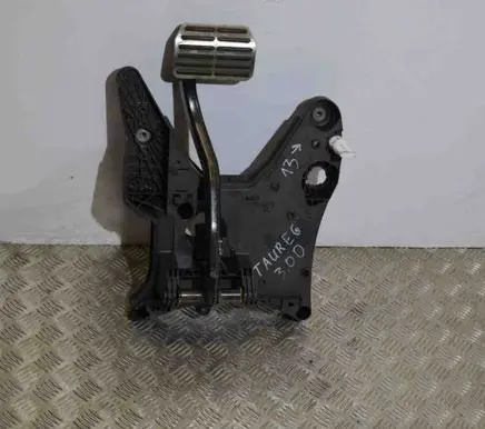 Volkswagen Touareg II Brake pedal 7P0723117D