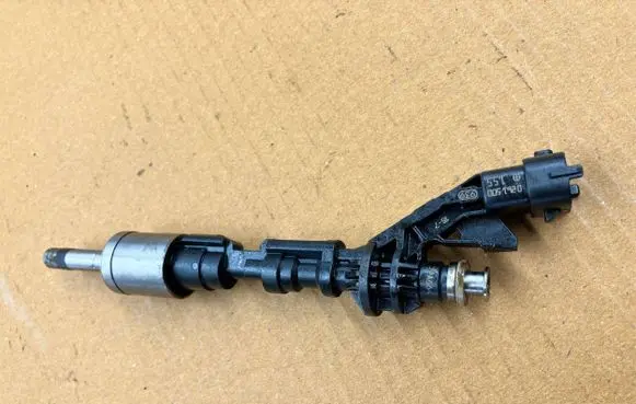 Ford Focus Fuel injector CJ5G9F593AA