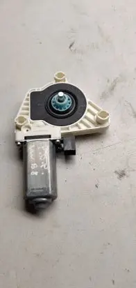 Volkswagen PASSAT B8 Front door window regulator motor 5q4959802b