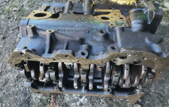 Volkswagen Golf II Engine 028103021Af 1x037595