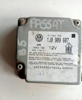 Volkswagen PASSAT B5 Airbag control unit/module 1j0909607