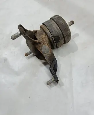 Lexus RX 330 - 350 - 400H Engine mount bracket 