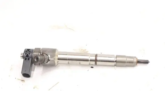 Volkswagen PASSAT B8 Fuel injector 04L130277AD