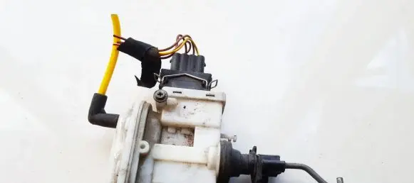 Volkswagen PASSAT B4 Central locking vacuum pump 3A0862153