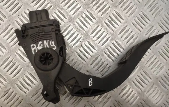 Accelerator throttle pedal