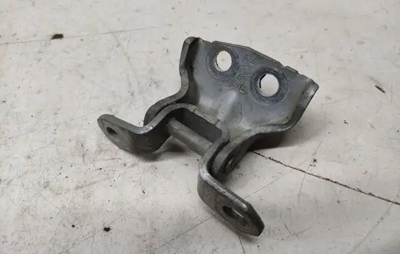 Nissan Qashqai Front door lower hinge