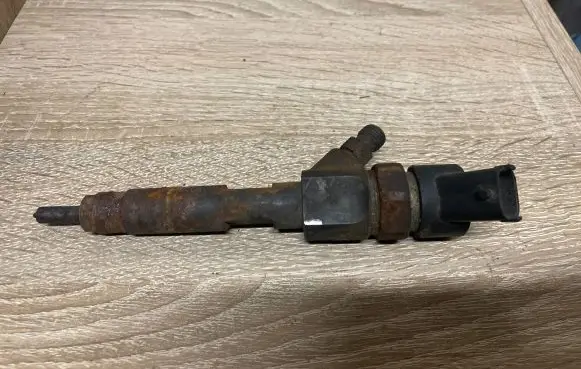 Opel Vivaro Fuel injector 8200238528 0445110140