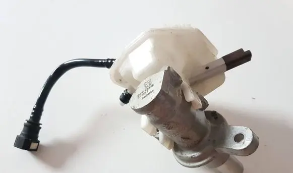 Citroen C4 II Master brake cylinder 0204051007