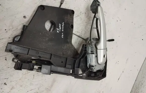 Volvo V70 Front door lock 983049 30661072