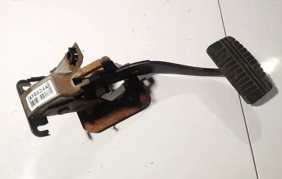 Mitsubishi Endeavor Brake pedal 
