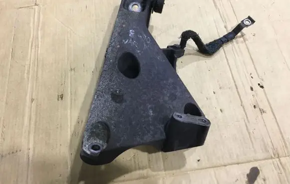 BMW X5 E70 Engine mounting bracket 6790021