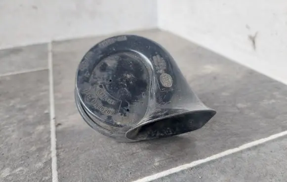 Audi A4 S4 B6 8E 8H Horn signal 8E0351221
