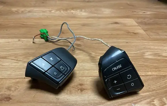 Volvo V50 Steering wheel buttons/switches 30710725 05W30