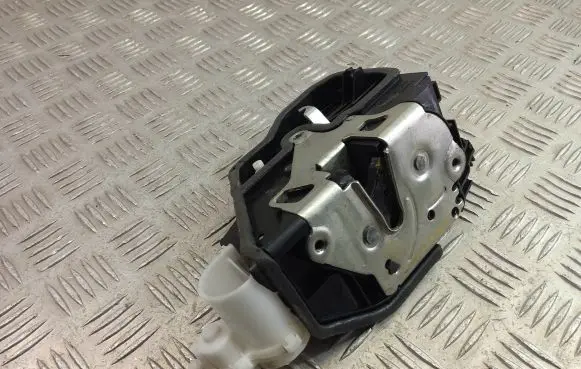 BMW X3 F25 Front door lock 7318409