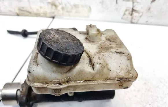 Brake fluid reservoir