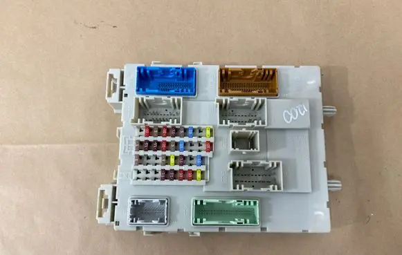Volvo V40 Fuse module 31453131