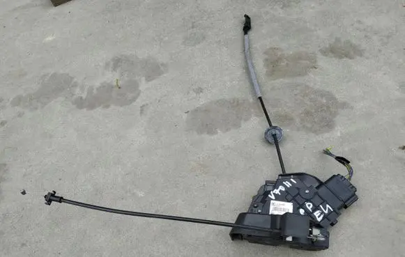 Volvo S80 Front door lock 31253658