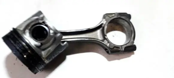 Toyota Avensis T250 Piston with connecting rod