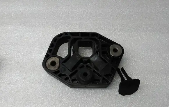 Volvo XC90 Radiator mount bracket 31439575