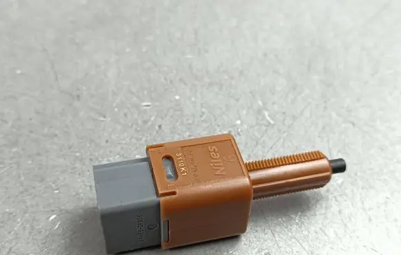 Renault Arkana Clutch pedal sensor 