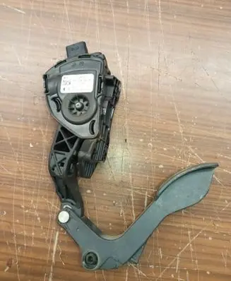 Accelerator throttle pedal