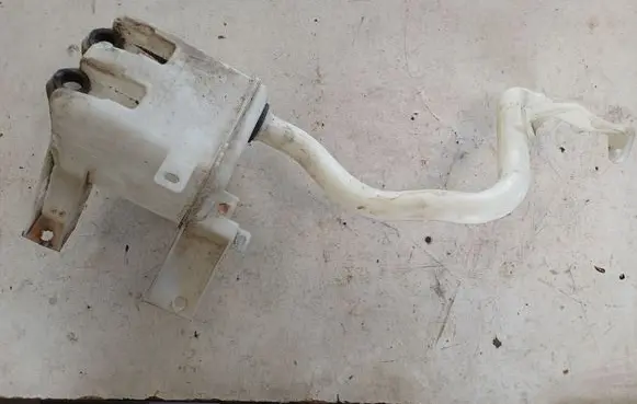 Suzuki Swift I Windshield washer fluid reservoir/tank
