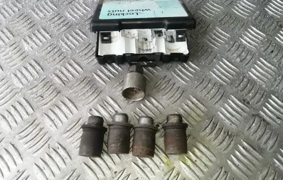 Toyota Avensis T250 Anti-theft wheel nuts and lock 