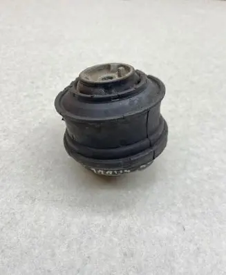 Mercedes-Benz S W221 Engine mount bracket