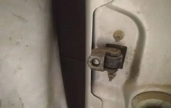 Ford Mondeo Mk III Rear door check strap stopper